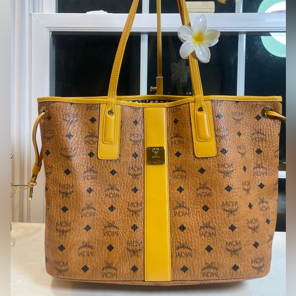 MCM Visetos Medium Liz Reversible Shopper Tote in Cognac and Yellow Leather - Picture 4 of 17